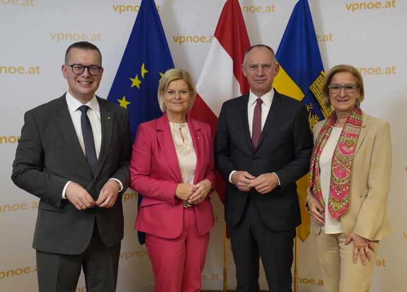 VPNÖ-Landesgeschäftsführer Matthias Zauner, Verteidigungsministerin Klaudia Tanner, Innenminister Gerhard Karner, NÖ-Landeshauptfrau Johanna Mikl-Leitner (Bild: VPNÖ)