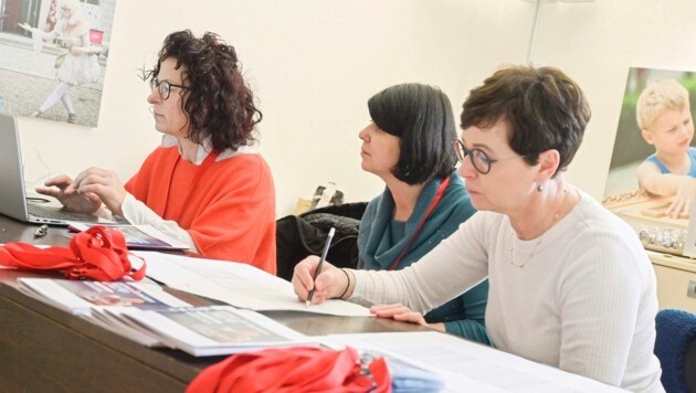 Im Foyer der CMA kümmert sich das Team der Musikschulen des Landes um die kleinen Musiker, um Lehrer und auch um deren Eltern. Es gibt den ganzen Tag über sehr viel zu tun. (Bild: EVELYN HRONEK)