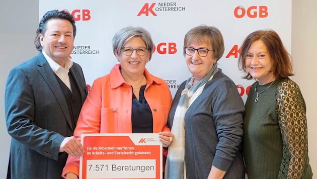 Sabine Draxler, head of the Chamber of Labor in Waidhofen an der Thaya, with Melitta Zach (center from left), who received help. The Chamber of Labor council members Andreas Hitz and Michaela Schön, who flank her, are also delighted. (Bild: Klaus Schindler)