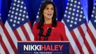 Die republikanische Präsidentschaftskandidatin und ehemalige UN-Botschafterin Nikki Haley bei ihrer Pressekonferenz am Mittwoch. (Bild: The Associated Press)