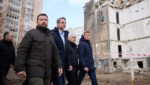 Mitsotakis (Dritter von rechts) ist in der Ukraine aktuell auf Staatsbesuch. (Bild: AFP)