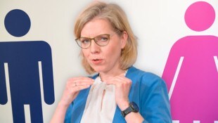 Männlein oder Weiblein oder divers? Leonore Gewessler will das von Mitarbeitern jedenfalls wissen.  (Bild: APA/Picturedesk Krone KREATIV,)