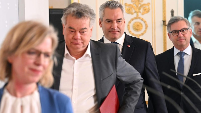 Kanzler Karl Nehammer präsentierte gemeinsam mit Vizekanzler Werner Kogler, Finanzminister Magnus Brunner und Energieministerin Leonore Gewessler das neue Energiepaket. (Bild: APA/HELMUT FOHRINGER)