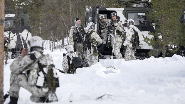 Les soldats suédois servent désormais sous le drapeau de l'OTAN. (Bild: AFP)