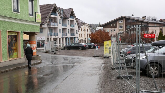 New, tall residential buildings are to be built on this gravel square. (Bild: Hölzl Roland)