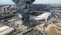 Flammeninferno unmittelbar neben dem Stadion des FC Southampton (Bild: twitter.com/hogequeen)