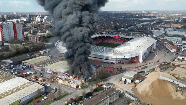 Flammeninferno unmittelbar neben dem Stadion des FC Southampton (Bild: twitter.com/hogequeen)