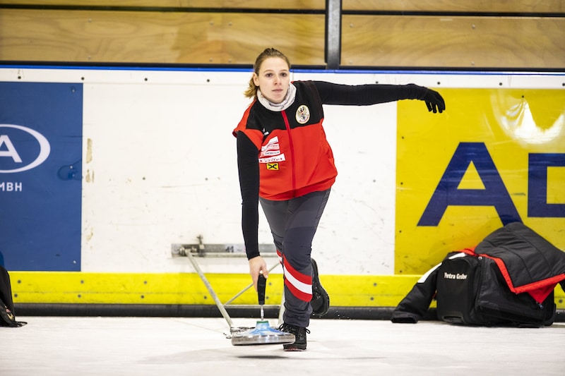 Julia Omelko schießt bei den Damen auf höchster Ebene im Zielbewerb. (Bild: Stocksport Austria)