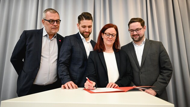 Egger, Koppler, Roschger and Hiegelsberger (from left) signed the agreement on the deep fake waiver. (Bild: Wenzel Markus)