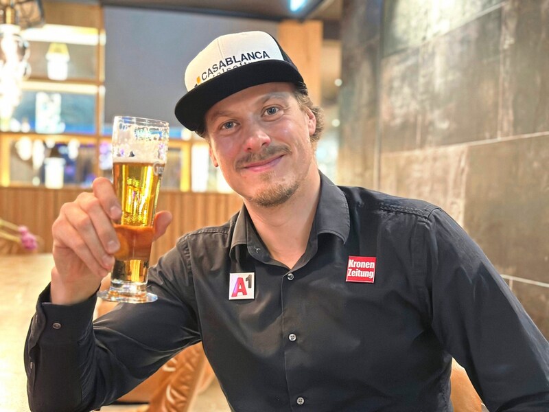 Manuel Feller gönnt sich zur Feier ein Bier. (Bild: SkiAustria)