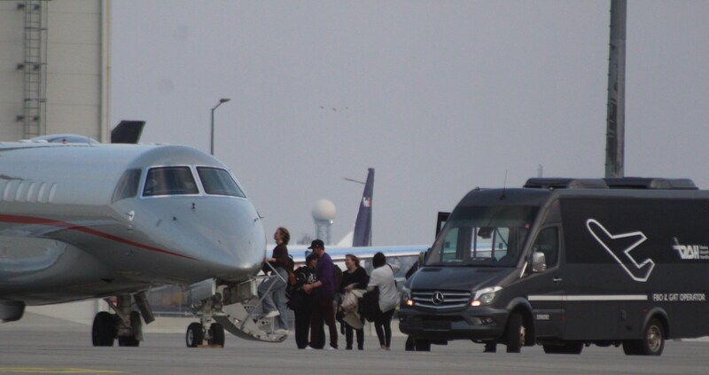 Im noblen Privatjet hoben Krasinski und Blunt mit ihrer Familie ab, um rechtzeitig in Los Angeles bei den Oscars zu sein. (Bild: Martin Hofbauer)