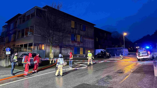 Around 50 firefighters attended the block of flats in Jenbach. (Bild: Zoom.Tirol)