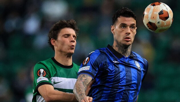 Eduardo Quaresma (links) gegen Gianluca Scamacca   (Bild: APA/AFP/PATRICIA DE MELO MOREIRA)