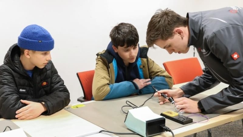 Tobias und Samuel können sich eine Lehre wie sie Luca Rainer (r.) bei Eurofunk Kappacher gemacht hat, vorstellen. (Bild: Hölzl Roland)