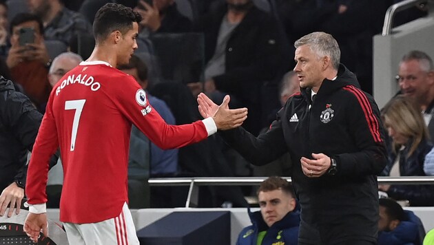 Cristiano Ronaldo und Ole Gunnar Solskjaer während ihrer gemeinsamen Zeit bei Manchester United. (Bild: APA/AFP/Glyn KIRK)