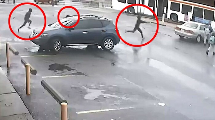 Das Trio (rot markiert) habe mehr als 30 Schüsse abgegeben, berichtete die Polizei.