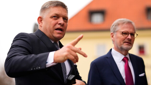 Période de gel diplomatique entre la Slovaquie (à gauche sur la photo, Robert Fico) et la République tchèque (le Premier ministre Fiala à droite) (Bild: AP/Petr David Josek)