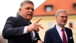 Diplomatische Eiszeit zwischen der Slowakei (im Bild links Robert Fico) und Tschechien (Premier Fiala rechts) (Bild: AP/Petr David Josek)
