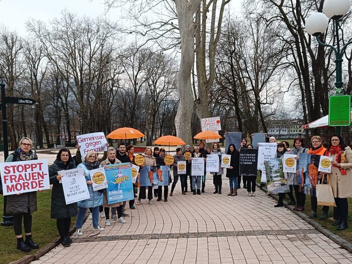 Auch in Spittaler Stadtpark trafen sich Menschen, um gegen Femizide zu demonstrieren.