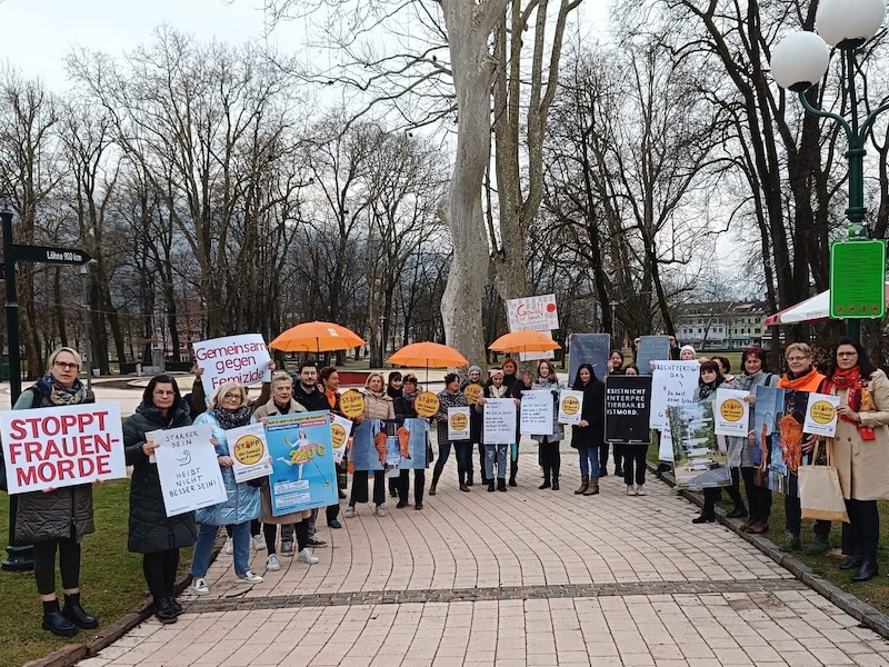 Auch in Spittaler Stadtpark trafen sich Menschen, um gegen Femizide zu demonstrieren.  (Bild: Lagger-Pöllinger)