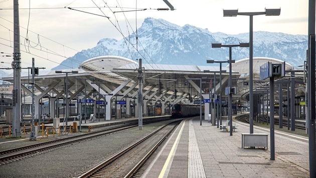 Desde las dos de la noche del jueves, sólo circula el 20% de los trenes alemanes de larga distancia. Esto también repercute en Salzburgo. (Bild: ANDREAS TROESTER)