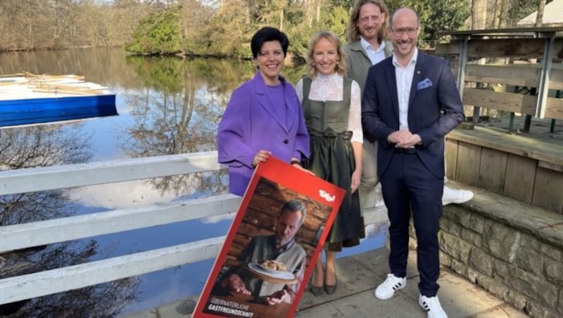 Tirol-Werberin Karin Seiler (li.) und LR Mario Gerber (re.) hatten als Botschafter der Tiroler Gastlichkeit „Stanglwirtin“ Maria Hauser und Bergsportführer Klaus Kranebitter in Berlin mit dabei. (Bild: Thurner Claudia)