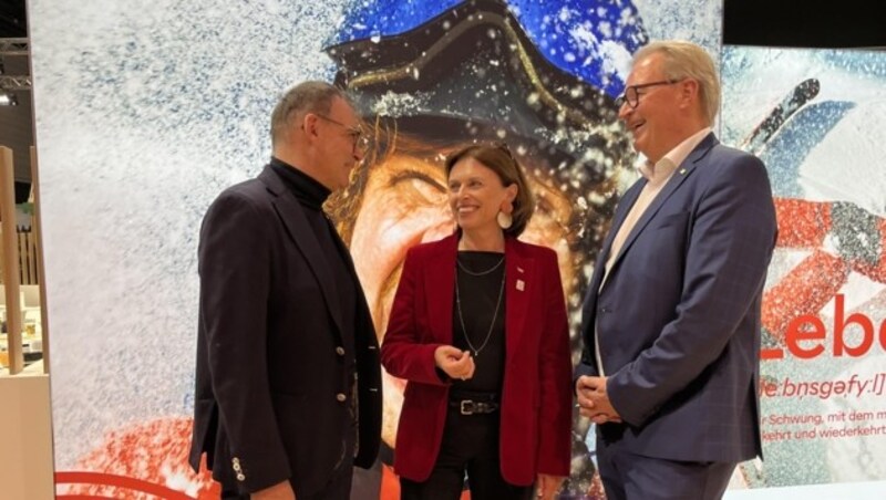 Die Tourismus-Staatssekretärin Susanne Kraus-Winkler auf der ITB in Berlin im regen Austausch mit den beiden Tiroler Hoteliers Franz Staggl (li.) aus dem Pitztal und Harald Ultsch aus Innsbruck. (Bild: Thurner Claudia)