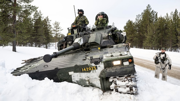 Des soldats suédois dans le cadre des manœuvres de l'OTAN. (Bild: AP)