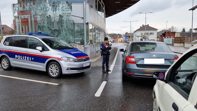Fremdenpolizeiliche Kontrolle am Zollamt Höchst. (Bild: Landespolizeidirektion Vorarlberg )