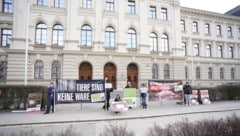 VGT-Mitglieder bei einer Protestaktion vor dem Straflandesgericht Graz