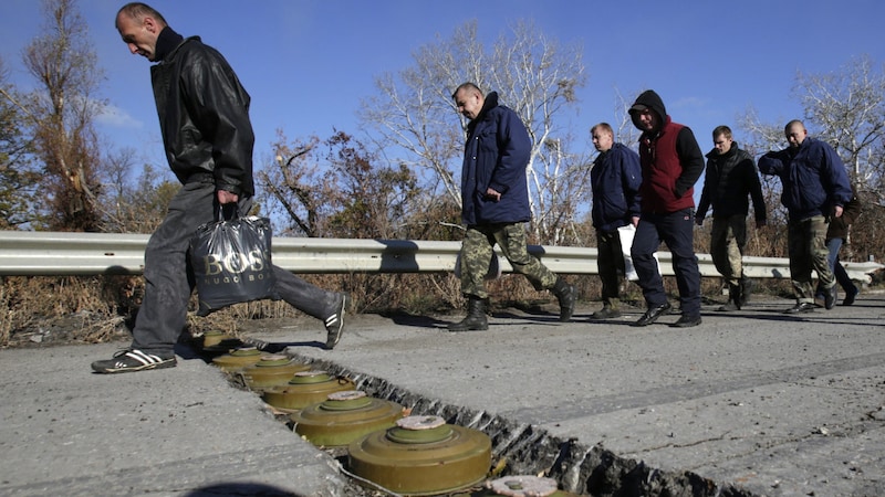 Offenbar nutzen Tschetschenen die Gefangenen, um eigene Soldaten einzutauschen. (Bild: APA/AFP/Oleksii FILIPPOV)