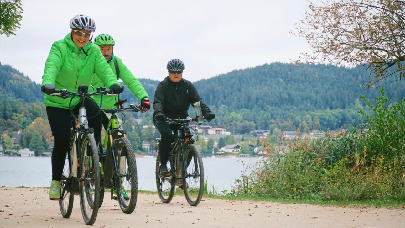 Mit der richtigen, wetterfesten Kleidung kann man bereits vielerorts im Frühjahr tolle Radausflüge erleben.