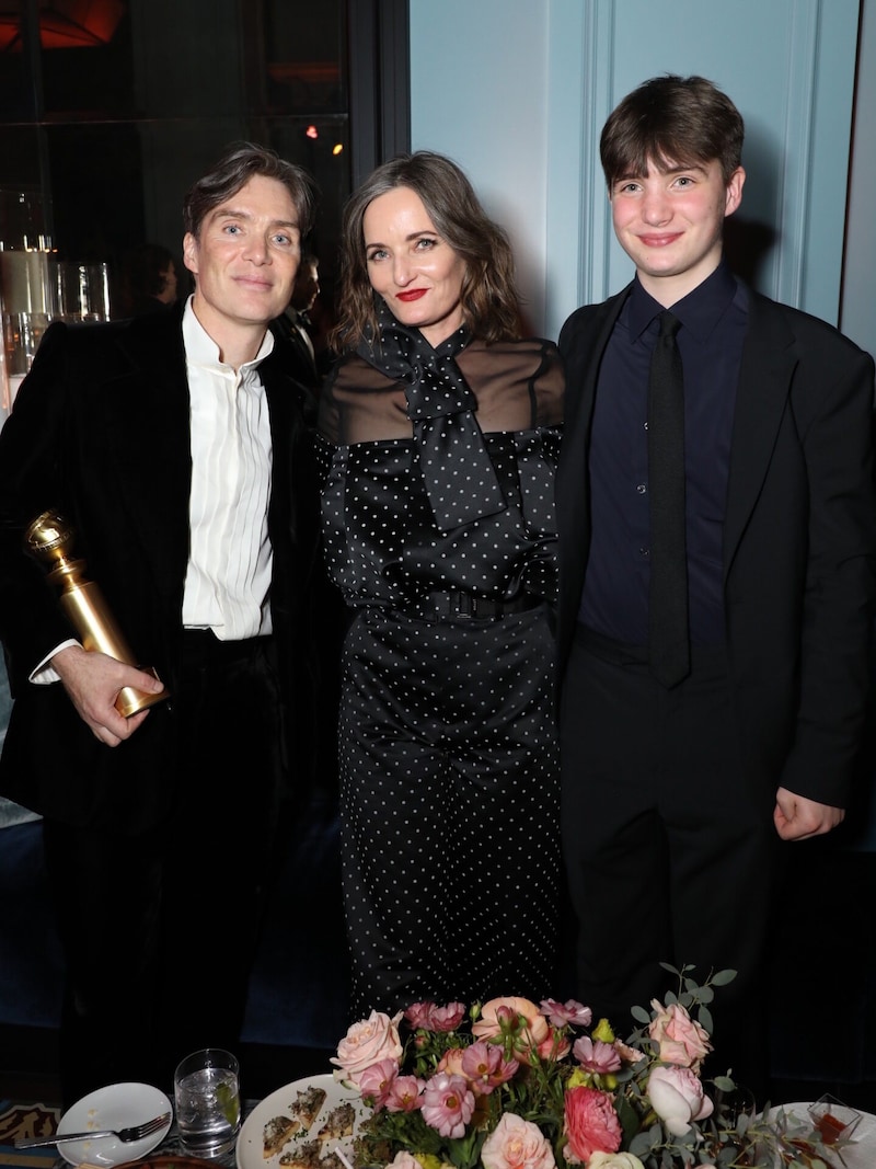 Cillian Murphy nach seinem Golden-Globe-Gewinn mit EhefrauYvonne McGuinness und Sohn Malachy Murphy (Bild: Berliner,Alex J. / Action Press / picturedesk.com)