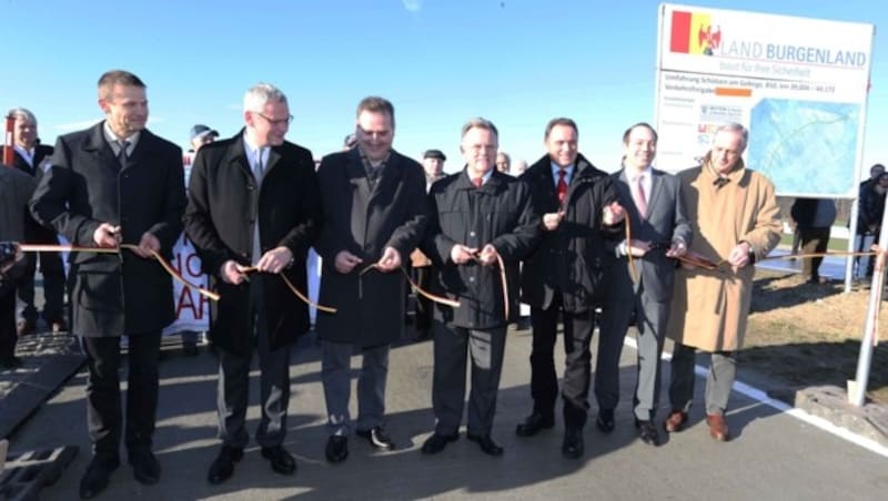 2014 wurde die Nordumfahrung eröffnet. „Die Schützner danken für die Umfahrung“ war auf Plakaten von Befürwortern zu lesen. Gegner waren bei der Eröffnung nicht anwesend. (Bild: Reichard Judt)