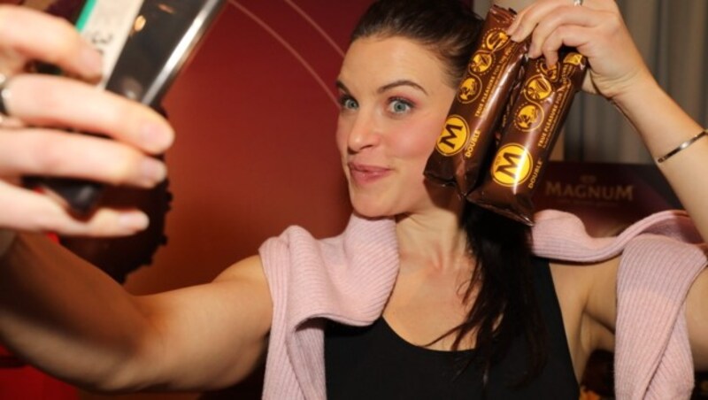 Tanzprofi Conny Kreuter in Magnum Selfiepose (Bild: © Conny de Beauclair)