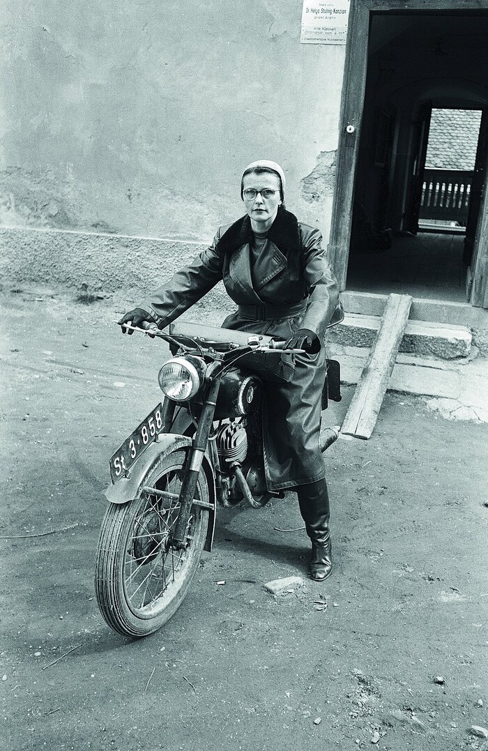 Die Ärztin Helga Stulnig-Kanzian auf Hausbesuch, 1956