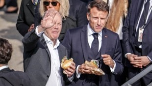 Wenn du auf ein Croissant hoffst und ein Fischbrötchen bekommst: Frankreichs Präsident Emmanuel Macron (re.) und der deutsche Kanzler Olaf Scholz (li.) haben nicht nur kulinarische Differenzen. (Bild: Kay Nietfeld / dpa / picturedesk.com)