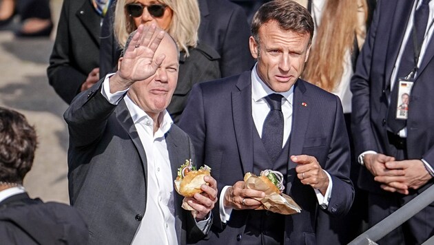 Cuando esperas un croissant y obtienes un sándwich de pescado: El presidente francés Emmanuel Macron (derecha) y el canciller alemán Olaf Scholz (izquierda) tienen algo más que diferencias culinarias. (Bild: Kay Nietfeld / dpa / picturedesk.com)