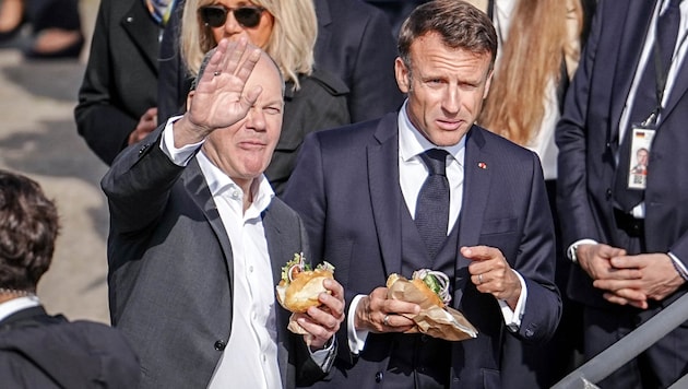 Wenn du auf ein Croissant hoffst und ein Fischbrötchen bekommst: Frankreichs Präsident Emmanuel Macron (re.) und der deutsche Kanzler Olaf Scholz (li.) haben nicht nur kulinarische Differenzen. (Bild: Kay Nietfeld / dpa / picturedesk.com)