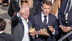 Wenn du auf ein Croissant hoffst und ein Fischbrötchen bekommst: Frankreichs Präsident Emmanuel Macron (re.) und der deutsche Kanzler Olaf Scholz (li.) haben nicht nur kulinarische Differenzen. (Bild: Kay Nietfeld / dpa / picturedesk.com)