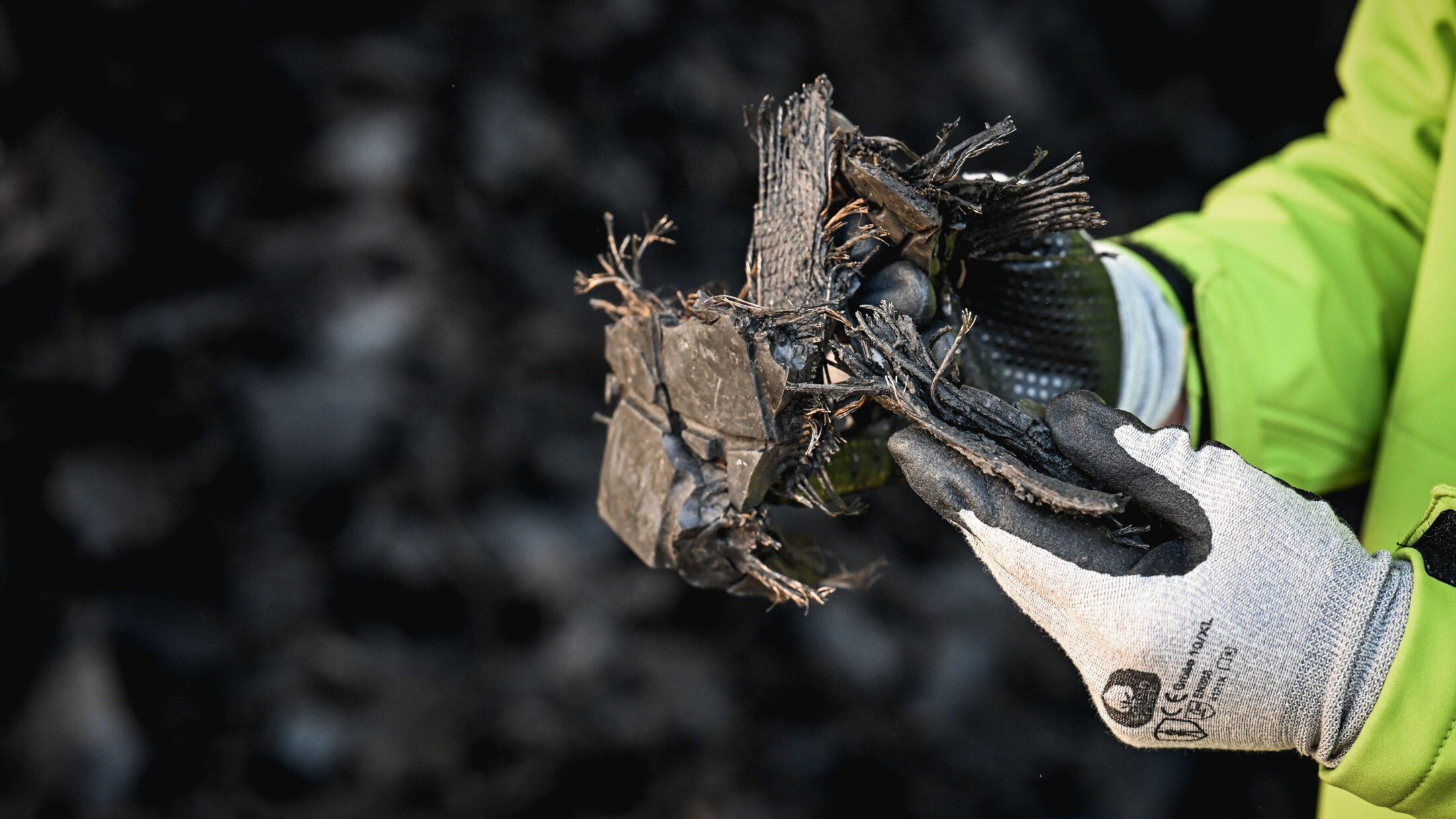 Die Reifen werden so aufbereitet, dass daraus Gummi, Federstahl und Textilfasern gewonnen werden. Letztere dienen zum Beispiel als Brennstoff in Zementwerken und können dabei statt Gas oder Öl eingesetzt werden. (Bild: Markus Wenzel)