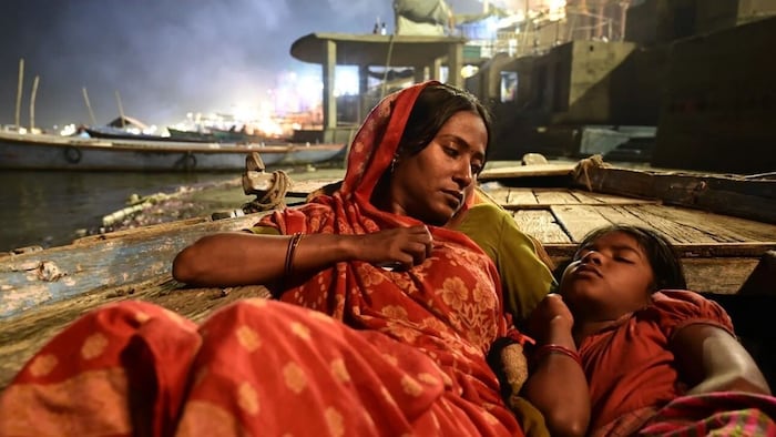 Smita (Mia Maelzer) wünscht sich ein besseres Leben für ihre Tochter.
