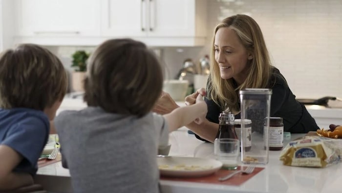 Sarah (Kim Raver) wird von einer Krebsdiagnose aus der Bahn geworfen.