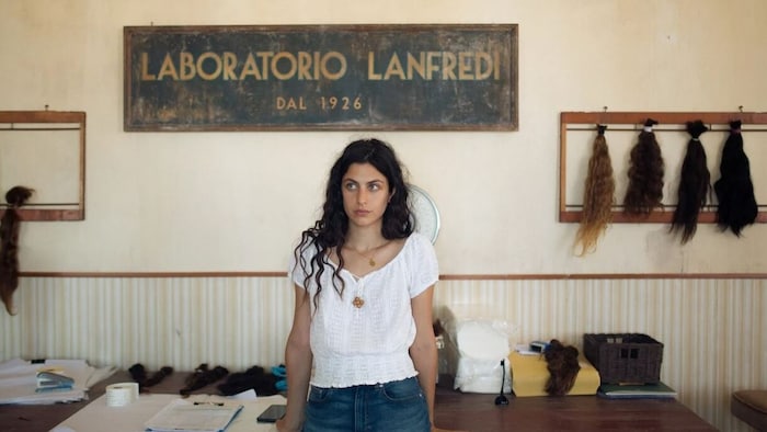 Giulia (Fotinì Peluso) muss eine Perückenwerkstatt ihres plötzlich schwer kranken Vaters ...