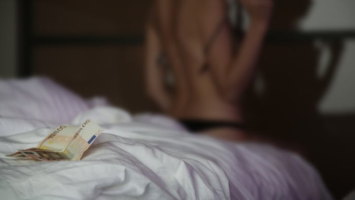 Die Frauen wurden von ihrer Unterkunft in Wohnungen oder billigen Hotels zu den Freiern ...