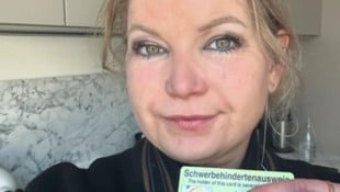 Eva Imhof zeigt ihren Behindertenausweis. (Bild: www.instagram.com/evaimhof)