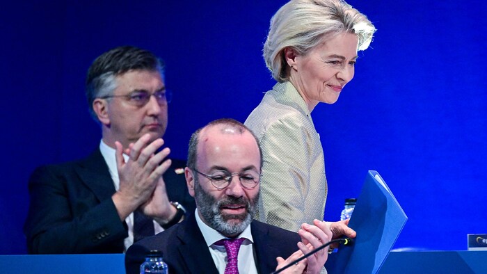 EVP-Vorsitzender Manfred Weber (vorne) ist von der Kommissionschefin überzeugt.