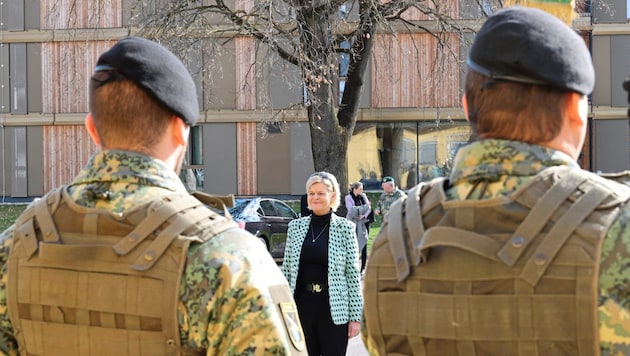 Klaudia Tanner welcoming guests to the Feldbach barracks (Bild: Christian Jauschowetz)