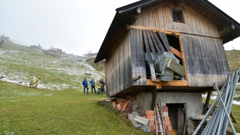 Auch die hintere Wand des Stadels wurde beschädigt. (Bild: zoom.tirol, Krone KREATIV)