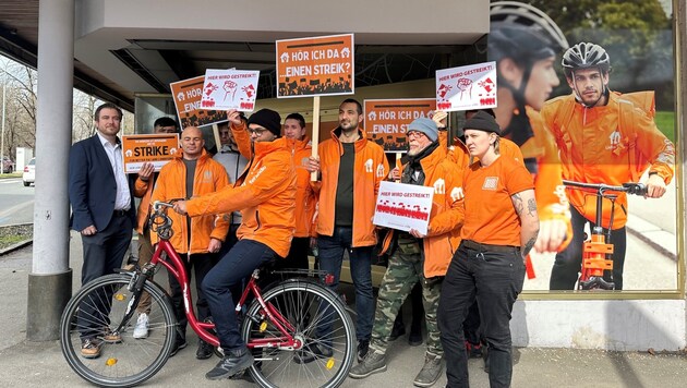 Vor dem Lieferando-Stützpunkt in Klagenfurt machten die Fahrradboten ihrem Unmut Luft. (Bild: Jennifer Kapellari)